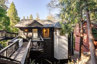 Sleeps 10 Cozy Modern Cabin- 5 minutes to lake, fishing, & hiking - 0