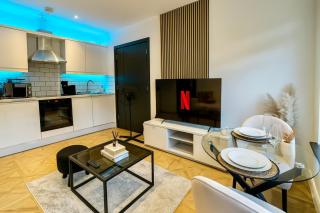 Canal Side Luxury Apartment in Leeds City Centre Sleeps 3 - 6