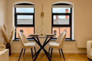 Canal Side Luxury Apartment in Leeds City Centre Sleeps 3 - 7