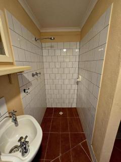 Contemporary Studio Accommodation - Farrell Flat - 2