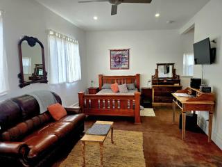 Contemporary Studio Accommodation - Farrell Flat - 3