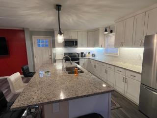 Spacious 4BR by Airport & Shops! - 7