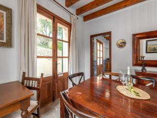 Charming farmhouse for 10 in Petra - Petra - 2