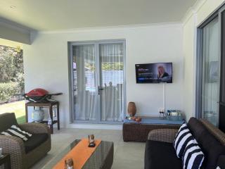 Serenity Retreat Noosa, Spacious Home with Solar Heated Pool - Noosaville - 4