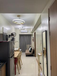 Stylish and Cozy Condo Near Mall of Asia - Manila - 3
