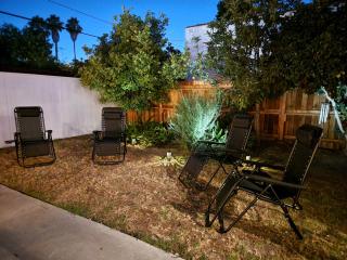 Beautiful and spacious 2 bedroom home in an excellent location near LACMA Acadamy Awards Museum Peterson Museum and more - 2