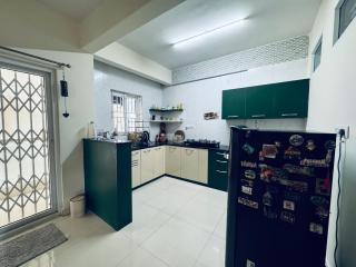 Room availbale in 2 bhk apartment - Bangalore - 1