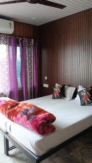 Hotel Poonam Mahal - 0