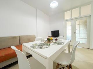 Pearl Bay Apartments - Golem - 8