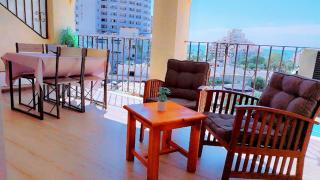 Apartamento reformado con terraza vistas al mar y a las piscinas de Magic World garaje y piscina frente a Balneario Aire acondicionadowifi - 6