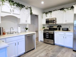 Private and large 2 bedroom house with Pool table, backyard and office near attractions - 4