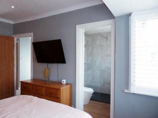 4 bed house walking distance to Twickenham Rugby Ground and Whitton High St - Hounslow - 3