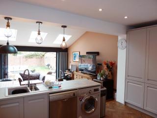 4 bed house close to Allianz Stadium, LHR and London 20mins away - 0