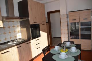 Top Floor Apartment 5 minutes walk to lake - 1