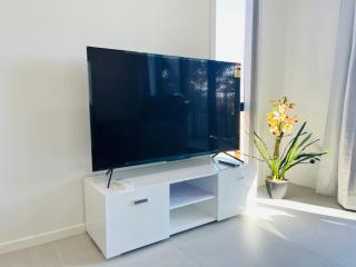 Modern Comfort in The Base Brand New 3BR Retreat - Hamilton - 1