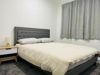 Modern Comfort in The Base Brand New 3BR Retreat - Hamilton - 3