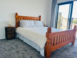 Modern Comfort in The Base Brand New 3BR Retreat - Hamilton - 5