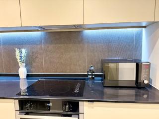 Elegant 2-Bed 2-Bath Apt in Manchester with Balcony - Manchester - 5