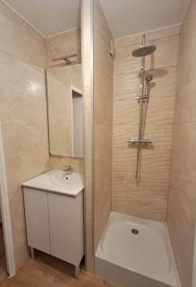 Appartement refait à neuf, climatisé, en rez-de-jardin, à 30 secondes de la plage - 2