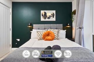 Luxurious 4Bedroom House By Homebird Property Management Short Lets & Serviced Accommodation Leeds With Private Parking, Large Garden & Patio Area - Leeds - 0