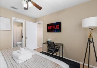 Up to 16 People - Lux Retreat - Austin - 3