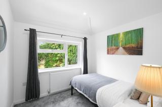 Denham Close 3 Bedroom and 1 Bathroom Home - Uxbridge - 6
