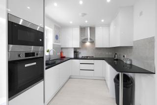 Denham Close 3 Bedroom and 1 Bathroom Home - Uxbridge - 3