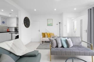 Denham Close 3 Bedroom and 1 Bathroom Home - 7