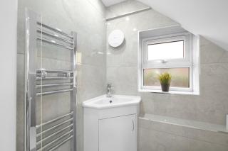 Denham Close 3 Bedroom and 1 Bathroom Home - Uxbridge - 1