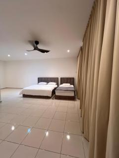 Spacious Majestic Homestay - 9
