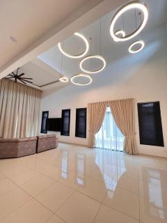 Spacious Majestic Homestay - 8