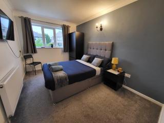 Family friendly 3-bed home free parking on site - Huddersfield - 0
