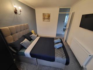 Family friendly 3-bed home free parking on site - Huddersfield - 8