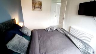 Family friendly 3-bed home free parking on site - 2