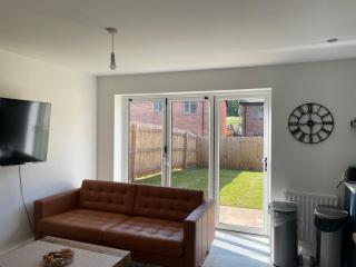 Brand-New, 2 Private Bedrooms Available, Stunning Views, Stoke Hospital, Alton Towers, Keele University, Trentham Gardens, Free Parking & Wi-Fi - Silverdale - 1