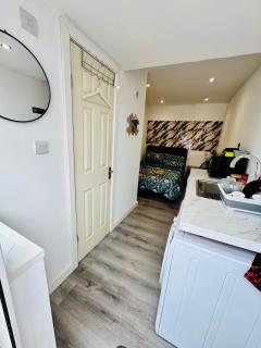 Enjoy the comfort at self-contained studio with free Parking - near Luton airport - 4