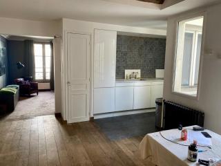 Luxury Marais Apartment with Authentic Parisian Flair - 3