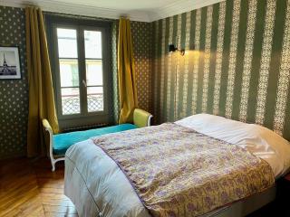 Luxury Marais Apartment with Authentic Parisian Flair - 1