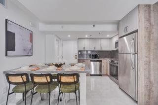 Bright Beachside 4 Bedrooms 2 Bathrooms Condo Pools Gym and Sauna Access 616 - 1