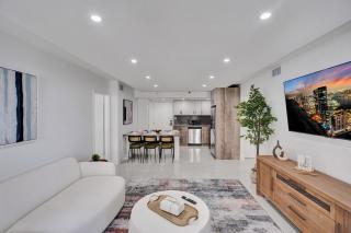 Bright Beachside 4 Bedrooms 2 Bathrooms Condo Pools Gym and Sauna Access 616 - 6