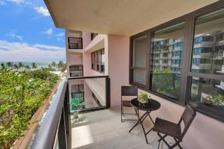 Bright Beachside 4 Bedrooms 2 Bathrooms Condo Pools Gym and Sauna Access 616 - 9