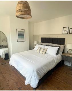 Emerson House 2Bed Sleeps 6 EV Point Dog Friendly Parking Groups Families Professionals - 3