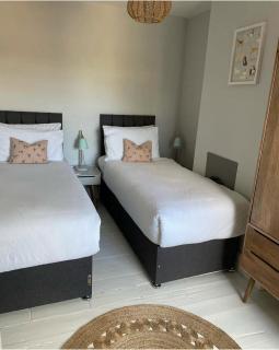 Emerson House 2Bed Sleeps 6 EV Point Dog Friendly Parking Groups Families Professionals - Poole - 5