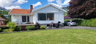Hus ved sjøen, med strand og naust - 2