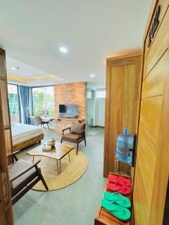 202MSNK Luxe Studio w Balcony & Kitchen - 6