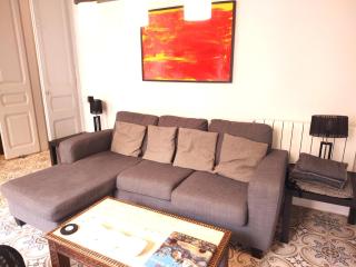 Spacious aptmt close to Pl Universidad and Pl Catalunya, 2,5 bedrooms, balcony, heating, elevator Min 31 nights - 3