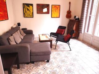 Spacious aptmt close to Pl Universidad and Pl Catalunya, 2,5 bedrooms, balcony, heating, elevator Min 31 nights - 4