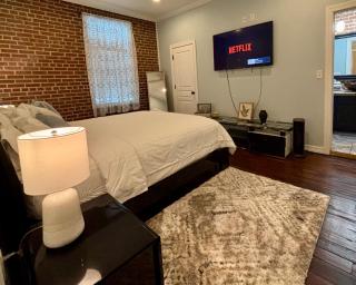 In the Heart of Town-3BR-2bath-500Mbps WiFi-4car parking-EV-boat - 2