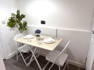 London Cosy 2 Bedroom Modern Suite Central, Excel, Stratford Wanstead Sleeps 4 - London - 1