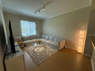 Luxury 2-Bed with Pool, Steps from Irvine Spectrum Center - Irvine - 5